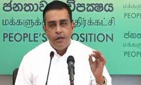 (VIDEO):කාලය හොඳ වෙද්දී බඹරේ වැල්ලෙත් කැරකෙනවා.ගලි බවුසරයක් යද්දී එන්නේ යුද ටැංකියක්!