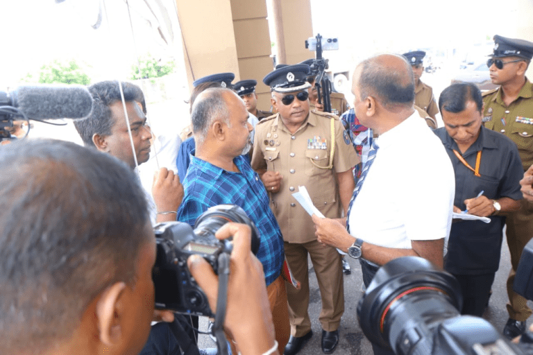 (PHOTOS):මන්ත්‍රීවරුන්ට දෙන්න හදන වාහන පර්මිට් එකට එරෙහිව විරෝධයක්!