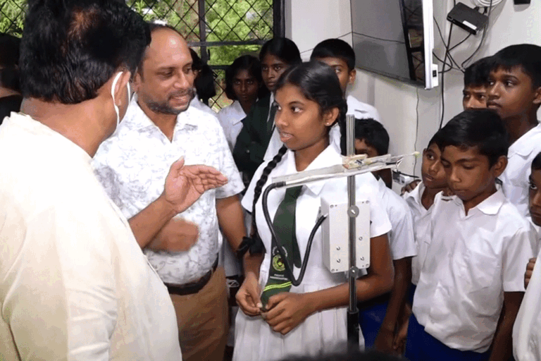 සමස්ත ලංකා රොබෝ තාක්ෂණ සහ නව නිපැයුම් තරගයෙන් පළමු තැන දිනූ පදවිය පරාක්‍රම විද්‍යාලයේ සිසුවියකගේ දස්කම් ඇගයේ