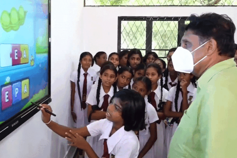 සජිත්ගේ “සක්වල” 202 වැනි ස්මාර්ට් පන්ති කාමරය ගෝමරන්කඩවල මහා විද්‍යාලයට (VIDEO)