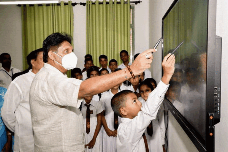 සජිත්ගේ “සක්වල” 192 වැනි ස්මාර්ට් පන්ති කාමරය නෙලුව දෙල්ලව මහා විද්‍යාලයට (VIDEO)