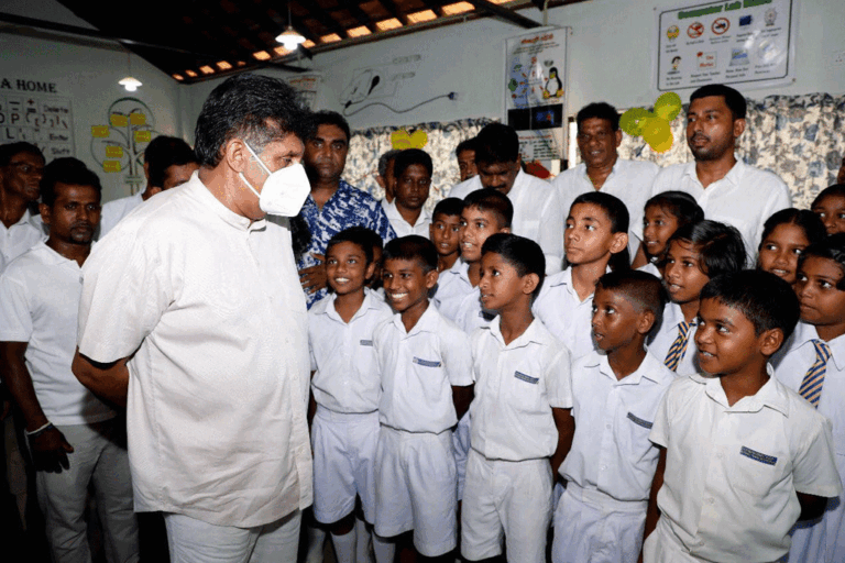 ක්‍රමයේ වෙනසක් කිරීමට රාජ්‍ය බලය අවශ්‍ය නෑ – 167 වැනි ස්මාර්ට් පන්ති කාමරයත් දෙමින් සජිත් කියයි (VIDEO)