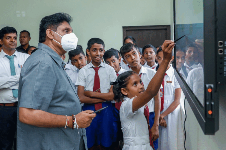 සජිත්ගේ “සක්වල” සුහුරු පන්ති කාමර පරිත්‍යාගය ලක්ෂ 2000 ඉක්මවයි. 182 අදියර සියඹලාණ්ඩුවට ! (VIDEO)