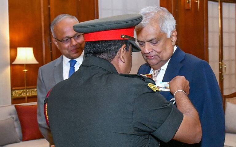 රණවිරු සැමරුම් මාසය ප්‍රකාශයට පත් කරමින් ප්‍රථම රණවිරු කොඩිය ජනාධිපති රනිල් වික්‍රමසිංහ මහතා වෙත පළඳවයි!
