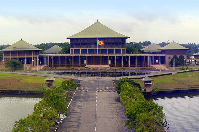 ස්ත්‍රී පුරුෂ සමානාත්මතාවය පිළිබඳව වූ පනත් කෙටුම්පතත් ව්‍යවස්ථාවට පටහැනියි – ශ්‍රේෂ්ඨාධිකරණයෙන් තීන්දුව දෙයි!