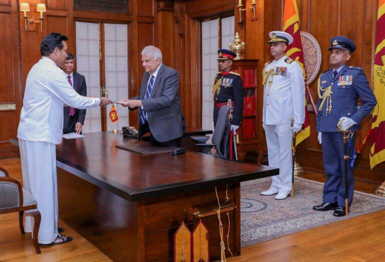 නව රාජ්‍ය අමාත්‍යවරයෙක් දිවුරුම් දෙයි!