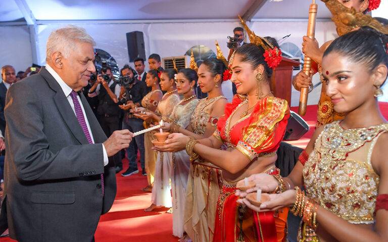 හැම දෙනාම බොරු පොරොන්දු දෙනවා. නමුත් අද අප වෙත පැවරී ඇති වැඩකොටසක් තිබෙනවා. ඒ නිසා නිකරුනේ වේදිකා මත පොරොන්දු දෙන්න එපා – ජනපති