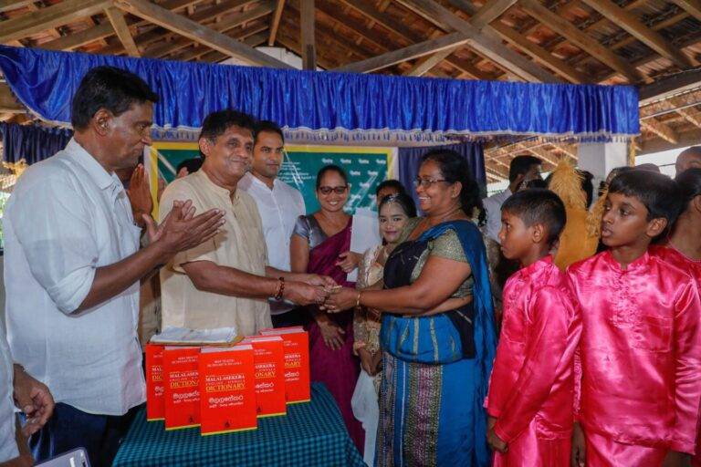 IMF එක නැතිව වැඩ කරනවා කියන මෝඩ කතාවට රැවටෙන්න එපා – විපක්ෂනායක
