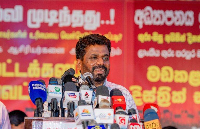 දැන් නම් ගුරුවරයෙක් රනිල්ට කතිරය ගහන්න කඳුළු ගෑස් සුවද විලවුන් වගෙත් බැටන් පොලු ප්‍රහාර මසාජ් එකක් වගෙත් දැනෙන්න ඕනේ – AKD