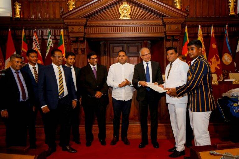 පාසල් 105 ට, මිලියන 843 ක ක්‍රිකට් උපකරණ
