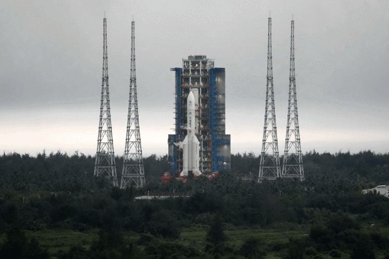 චන්ද්‍රයාගේ වසර බිලියන 4.5 ක ඉතිහාසය අනාවරණය කර ගැනීමට චීනයේ Chang’e-6 අභ්‍යවකාශ යානය සාර්ථකව සඳේ ඈත පැත්තකට ගොඩබසියි