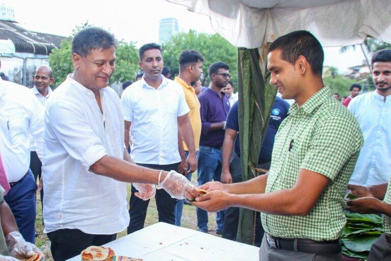 (PHOTOS):දිලිත්ට එරෙහි රොටි කතාවට රොටි දන්සලක්ම දී රොටියෙන්ම උත්තර දෙයි!