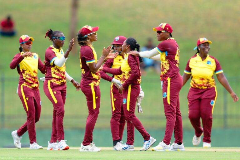 ඩක්වර්ත් ලුවිස් මත නැඟුණු කොදෙව් ලලනාවෝ විස්සයි විස්ස සම කර ගනිති