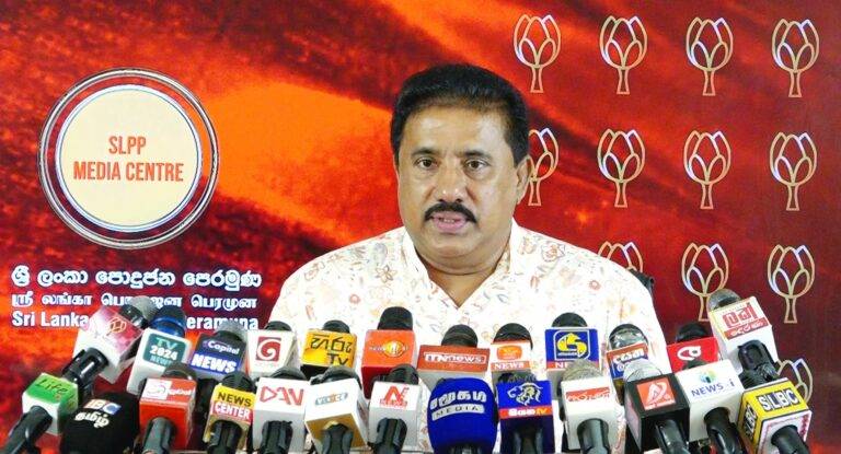 (VIDEO): අපි තාම පොරොන්දම් බලනවා.මනමාලය වෙලාවට එළියට දෙනවා!