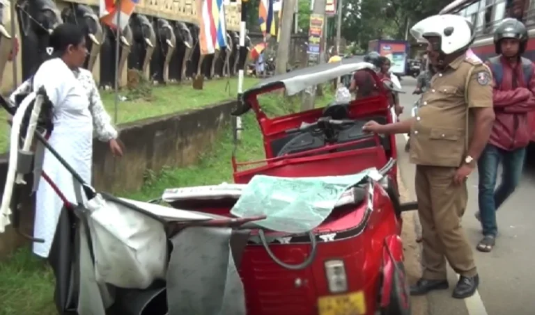 ත්‍රී රෝද රථයක් බස් රථයක ගැටීමෙන් පුද්ගලයන් දෙදෙනෙකු ජීවිතක්ෂයට!