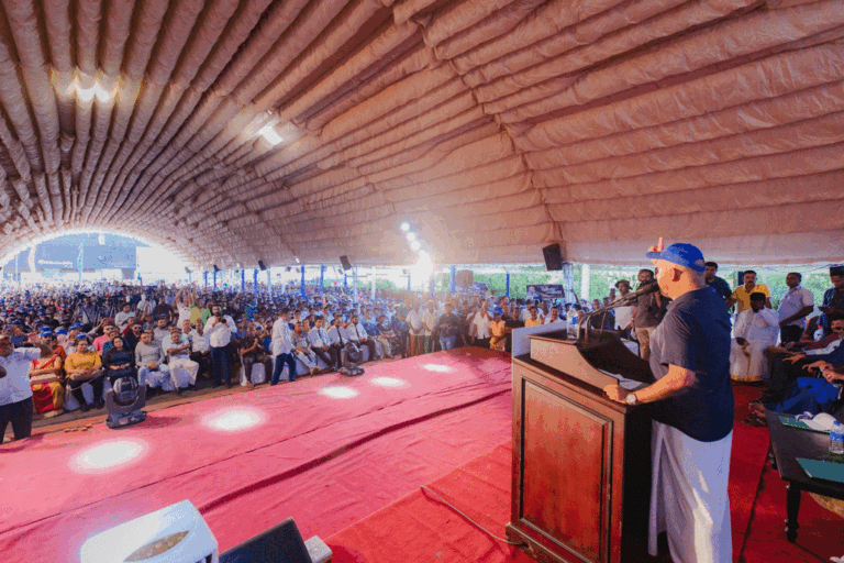 මන්ත්‍රීවරු 140ක් එක්ක දීපු පක්ෂය දෙන්නාට බස්සලායි එතුමා නැවතුණේ – අමරවීර මෛත්‍රීගේ පතුරු අරී !