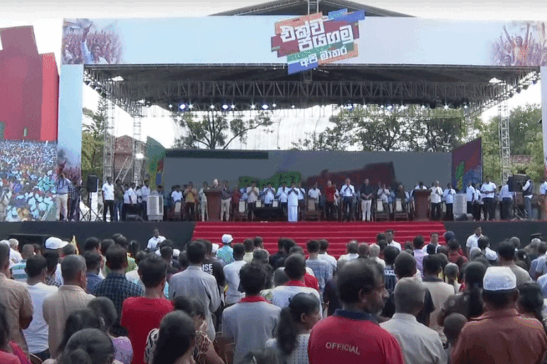 රනිල්ගේ මාතර රැලියේදීත් ගැටුම කරළියට. නිවේදකයාව සාගර බස්සලා, ප්‍රසන්න යළි නග්ගලා !