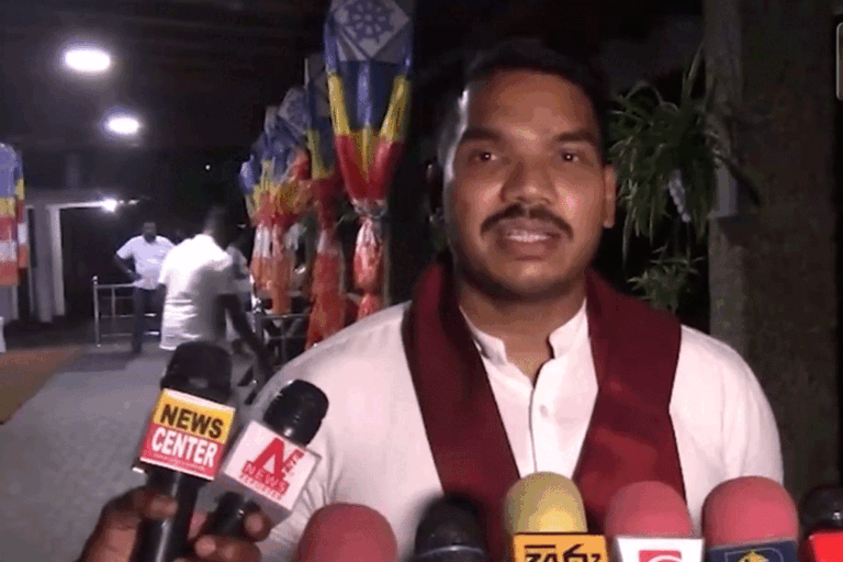 අගමැතිකම දෙන්න නම් පක්ෂය එක්ක මිසක් මාත් එක්ක කතා කරලා වැඩක් නෑ -නාමල්
