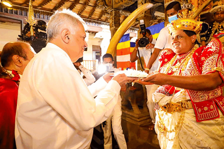 ජනපති රනිල් දළදා වහන්සේ වැඳපුදා ගෙන මහානායක හිමිවරුත් බැහැදකී