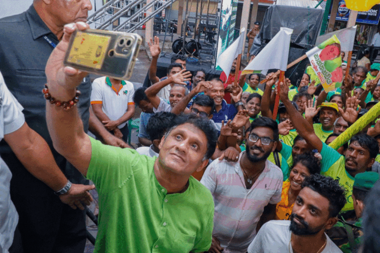 ආර්ථික කමිටුවක් හා වැඩපිළිවෙළක් නොමැති රතු අලි පැටව් ජනාධිපති අස්සේ හැංගිලා නාඩගම් නටනවා – සජිත් (VIDEO)