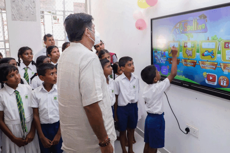 සජිත්ගේ “සක්වල” 220 වැනි ස්මාර්ට් පන්ති කාමරය දෙහිඅත්තකණ්ඩිය සඳුන්පුර ජාතික පාසලට (VIDEO)