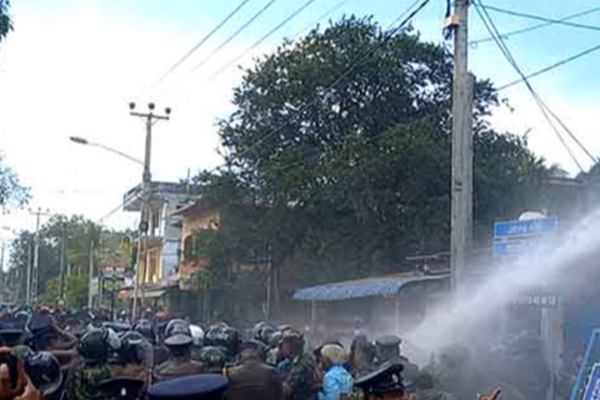 ගුරු – විදුහල්පතිවරුන්ගේ විරෝධතාවයට පොලීසියෙන් ජල ප්‍රහාරයක්!