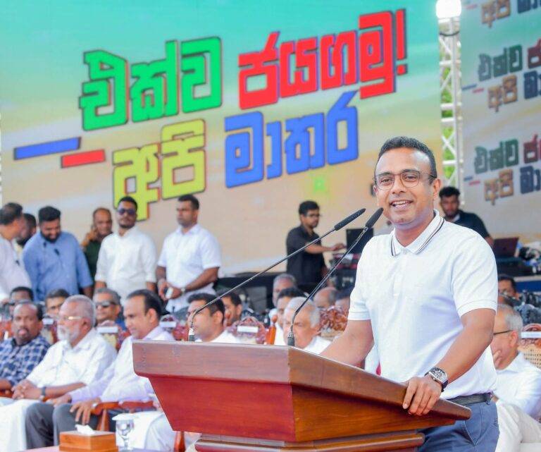 පරණ ජෙප්පොයි අලුත් ජෙප්පොයි සේරම විකට ඇදුම් අදිනවා. ඉංජිනේරුවෝ වගේ ඇදගෙන ඊයේ එකකට යනවා. ඒ අයම විද්‍යාඥයෝ වගේ ඇදගෙන අද තවත් රැස්වීමකට එනවා – මනූෂ