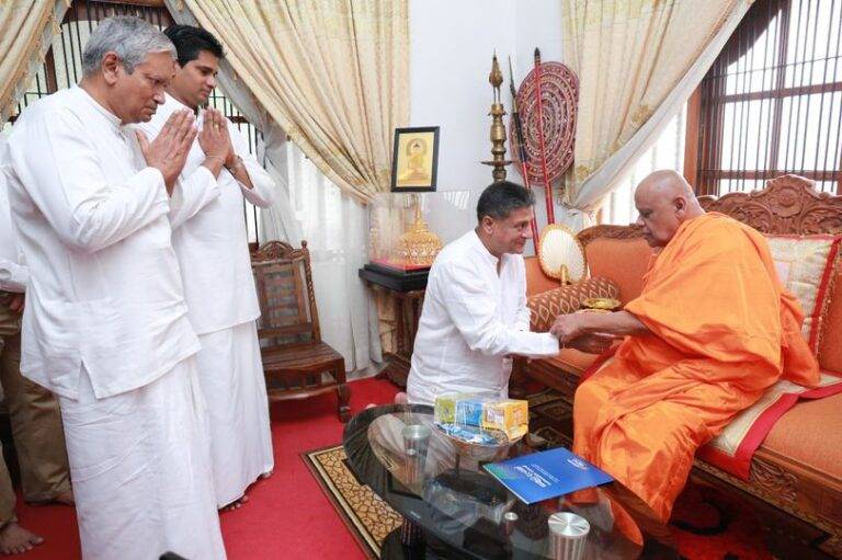 සර්වජන බලයේ ”සතුටු දැයක් – ව්‍යවසායකත්ව රාජ්‍යයක්” පළමු කෙටුම්පත අස්ගිරි පාර්ශ්වයේ මහානායක හිමියන්ට පිළිගන්වයි!