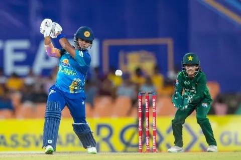 ලංකාවට වඩා හොඳින් පන්දු රැක්කත් චමරිගේ ඉණිම නැවත්වීමට කිසිවෙකු හෝ සිටියේ නැහැ.