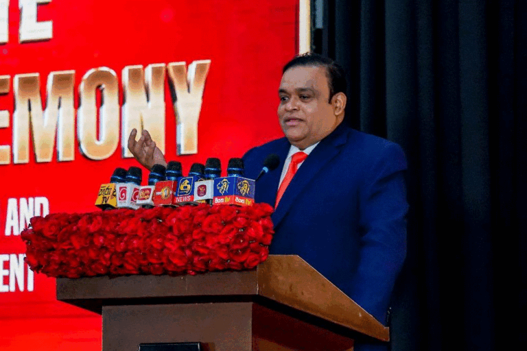 තුන් දෙනාම කපන එක තමයි කරන්නේ. හරිම කෙනා තෝරාගන්න – ධම්මික මහනුවරදී කියයි !