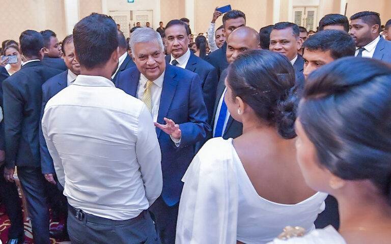 පාසල් කාලය තුළ දරුවන්ගේ අධ්‍යාපනය කඩාකප්පල් වුණොත් බලාගෙනයි – ජනාධිපති ගුරුවරුන්ට සැරවෙයි!