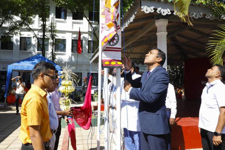 ගුරු වෘත්තීය සමිති අකුරට වැඩ අතරේ රාජ්‍ය ඇමති ප්‍රමිත දඹුල්ලේ ගුරුවරු එක්ක අකුරටම වැඩ!