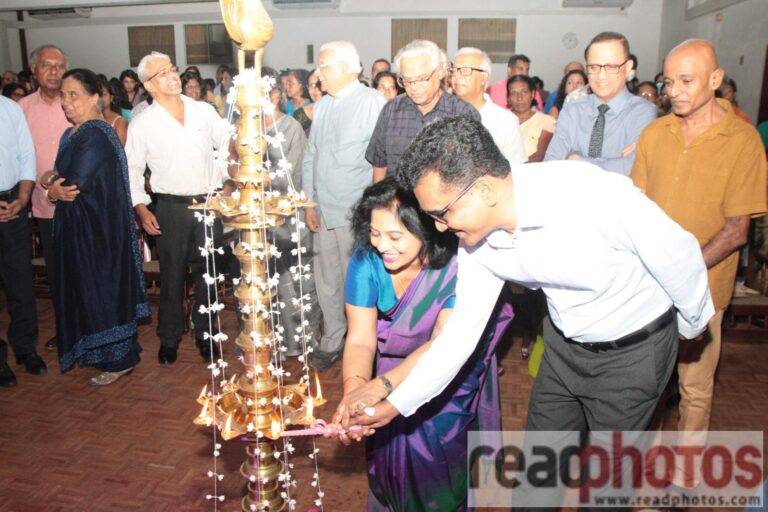 තුෂාරි මානවඩුගේ  ”සිහින අහිදිමු” දොරට වඩියි!