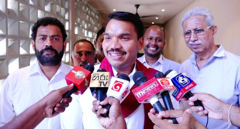 රනිල්ට අපි උදව් කළේ අවංකව. ඒකට ලැබෙන දායාදය පොහොට්ටුව දෙකඩ කැඩීම නම් අපි ඒ ගැන බලාගමු!