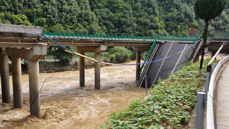 චීනයේ පාලමක් කඩා වැටීමෙන් පුද්ගලයින් 11 පමණ ජීවිතක්ෂයට!