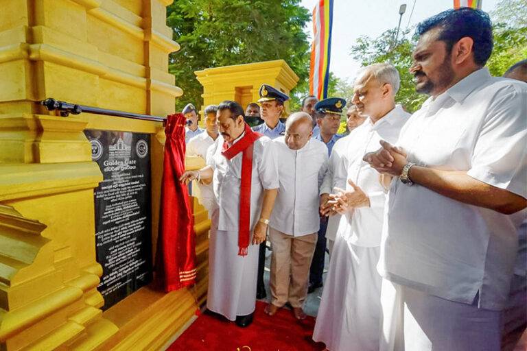 රුහුණු කතරගම මහා දේවාලයේ රන් දොරටුව විවෘත වූ දා!(PHOTOS)