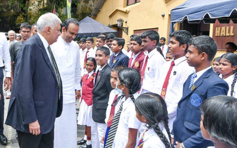 ඊලෝන් මස්ක් මහතා සමඟ මම සාකච්ඡා කළා. එම අන්තර්ජාල තාක්ෂණය, පාර්ලිමේන්තු පනත සම්මත වූ පසුව මෙරටට හඳුන්වා දීමට බලාපොරොත්තු වෙනවා – ජනපති
