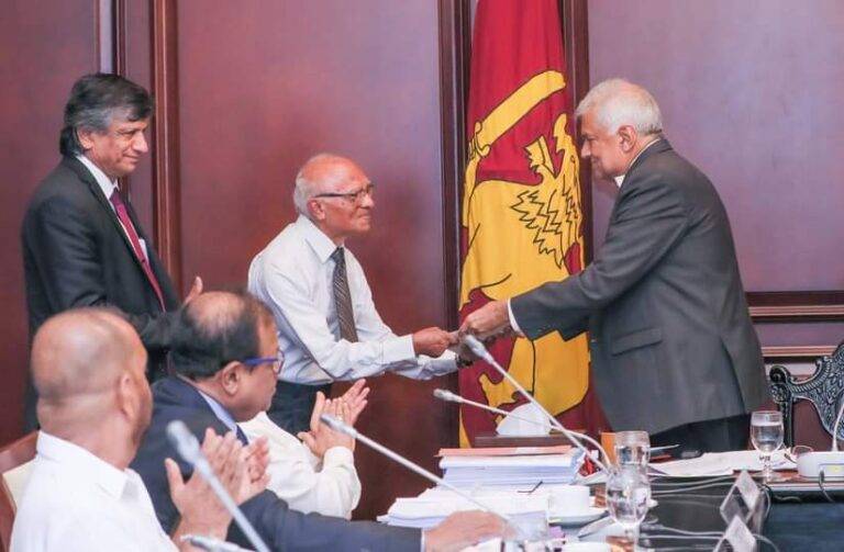 ප්‍රවීණ භාෂා උපදේශක ආර්.එස්. ජයසිංහ මහතාගේ වසර හැටක සේවා කාලය ඇගයූ ජනපති රනිල්!