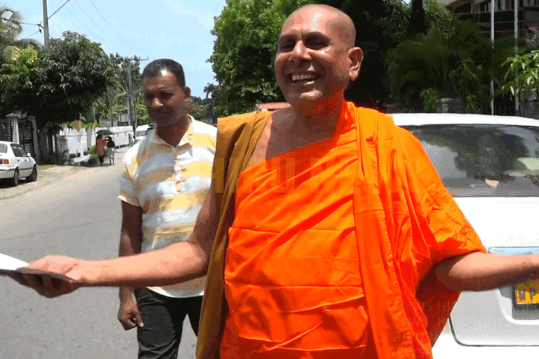 ට්‍රැක්ටරයට අකරතැබ්බයක් : ඇප තැන්පත් කරන්න ආ බත්තරමුල්ලේ සීලරතන හිමිට සල්ලි අමතක වෙලා !