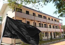 පාසල් ඉදිරිපිට කළු කොඩි වැටෙයි!
