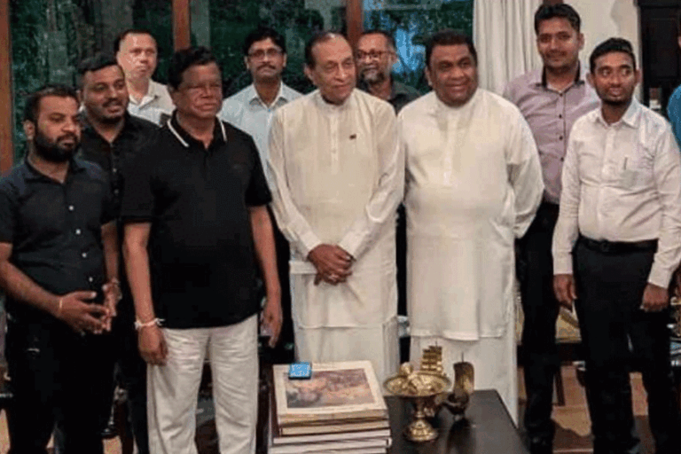 කරූගේ මැදිහත් වීමෙන් දුම්රිය වැඩවර්ජනය නවතී. ඇමති බන්දුල කියූ ලිපිත් ඉල්ලා අස්කර ගනී !