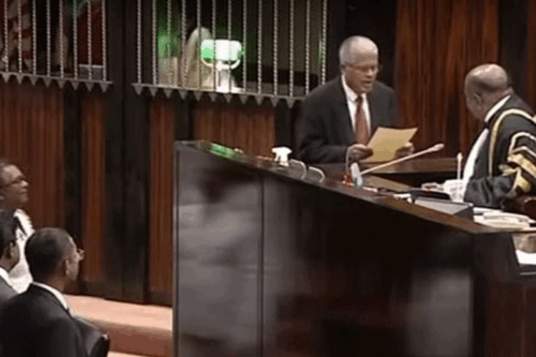 නව පාර්ලිමේන්තු මන්ත්‍රීවරයෙක් දිවුරුම් දෙයි