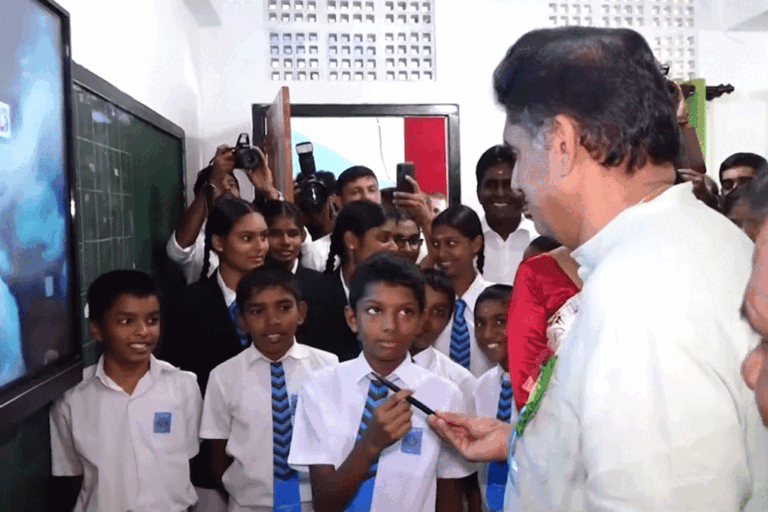 විපක්ෂ නායක සජිත්ගෙන් මාසයකටත් අඩු කාලයක් තුළ රට පුරා පාසල් 100කට සුහුරු පන්ති කාමර 100ක් !