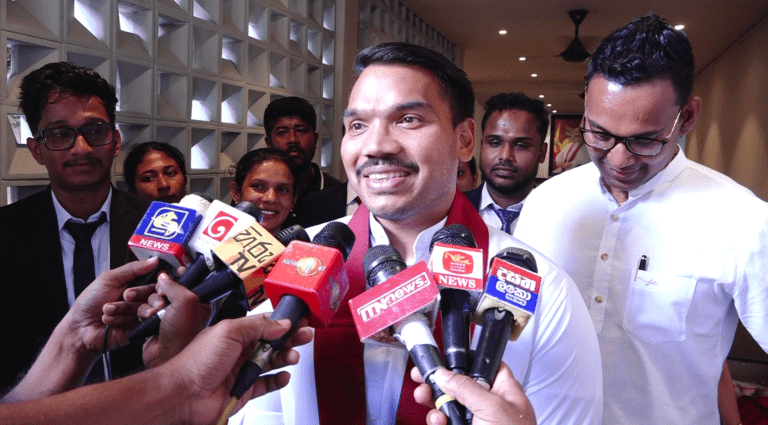 (VIDEO):තරුණයා අපේක්ෂා කරන වෙනස ගේනවා.හැබැයි මම නම් සූට් මහගෙන නැහැ – නාමල්