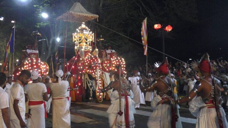 අවසන් රන්දෝලි පෙරහැර ඊයේ වීදි සංචාරයට එක්විය.
