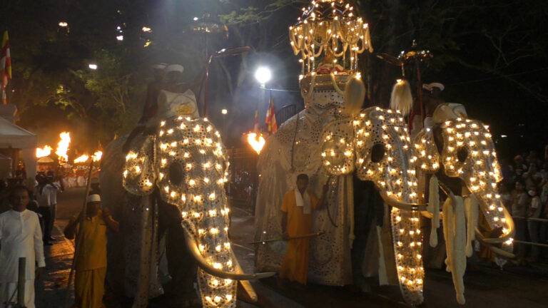 ඓතිහාසික ඇසළ පෙරහැර මංගල්‍යයේ දෙවන කුඹල් පෙරහැර වීදි සංචාර කිරීම අද!
