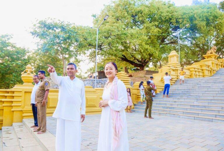 ශ්‍රී ලංකාවේ ඇමරිකානු තානාපතිනි ඓතිහාසික රුහුණු මහා කතරගම දේවාලය වැඳ පුදා ගනී!