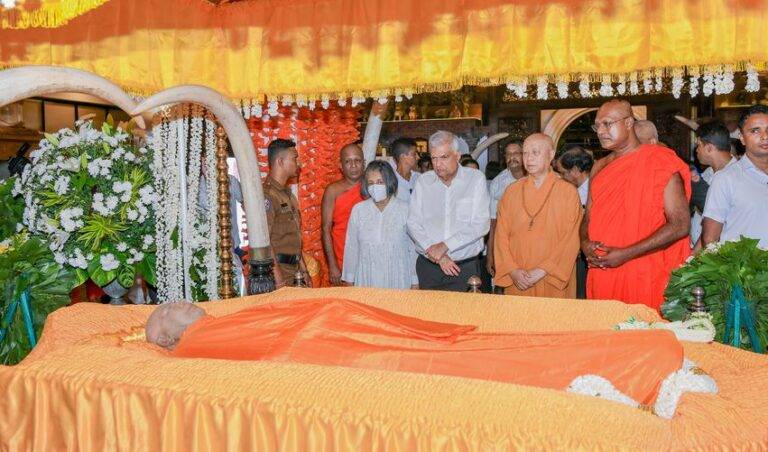 පූජ්‍ය ගලබොඩ ඥානීස්සර නායක හිමිපාණන් වහන්සේගේ ශ්‍රී දේහයට ජනපතිගේ අවසන් ගෞරවය!