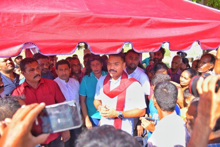 සමහර දේශපාලකයින්ගේ හැසිරීම් දැක්කම ගහල ගෙවල් ගිනි තියපු එක සාධාරණයි – නාමල් රාජපක්ෂ