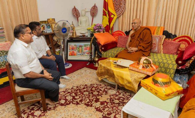 ජනධිපතිවරණ සටන වෙනුවෙන් අනුරත් මහා සංඝරත්නයේ ආශීර්වාද ලබාගනියි!